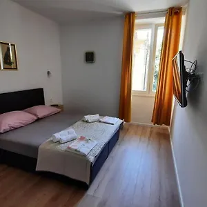 Apartment Cherry, Split