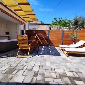 Apartment Tonina - House With Terrace, Jacuzzi, Free Parking, Split